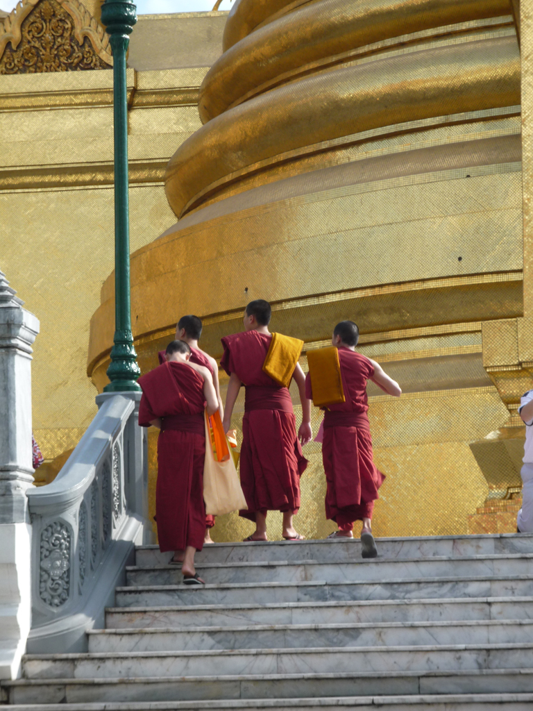 012_Monks_Visiting_Chedi